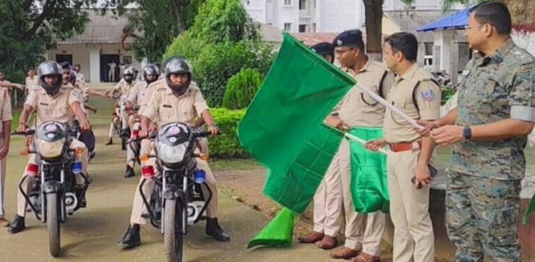 पश्चिमी सिंहभूम: चाईबासा में अपराध पर रोक के लिए शुरू हुई बीट पेट्रोलिंग, एसपी ने दिखाई हरी झंडी…