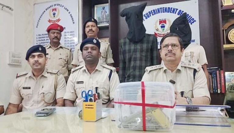 Jamshedpur : जुगसलाई पुलिस की बड़ी सफलता, खरकई नदी ब्रिज के पास हथियार सहित दो युवक गिरफ्तार…