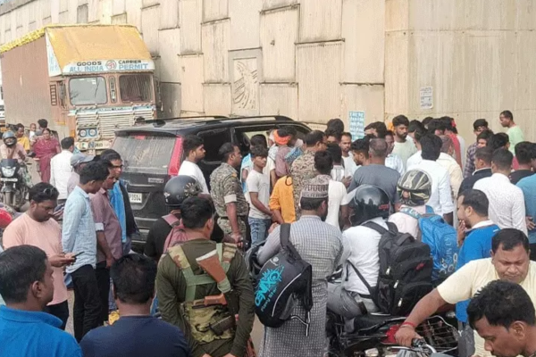 Jharkhand: गुमला में सड़क हादसे में 12 वर्षीय बच्चे की मौत, ग्रामीणों ने किया NH जाम…