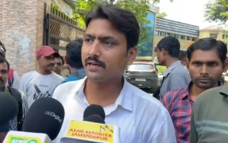 Jamshedpur: 70 हजार पर साइन कराए पर मिले सिर्फ 15 से 17 हजार!! ठेका कर्मियों ने कंपनी पर लगाया गंभीर आरोप, डीसी को सौंपा ज्ञापन…