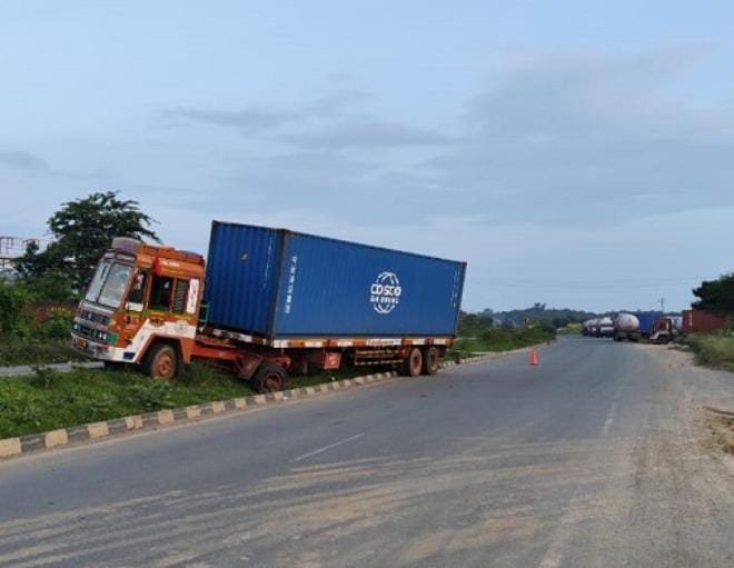 जमशेदपुर ग्रामीण क्षेत्र: गालूडीह में बड़ा हादसा टला, ओवरटेक से अनियंत्रित ट्रेलर डिवाइडर पर चढ़ा…