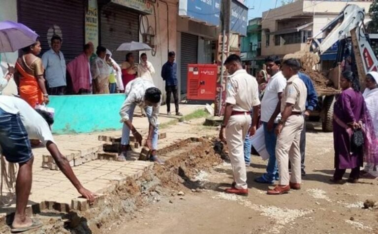 Jamshedpur: जुगसलाई सड़क निर्माण में अतिक्रमण को लेकर हाईवोल्टेज ड्रामा, पति-पत्नी में झगड़ा, प्रशासन ने हटाया अवरोध…