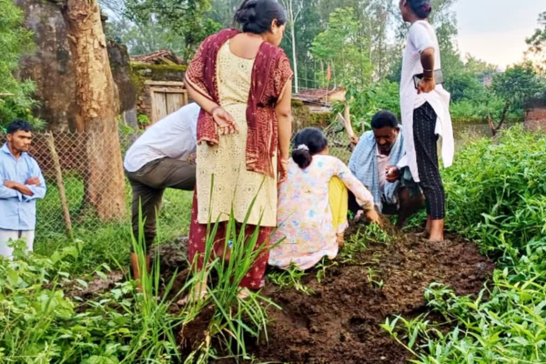 Jharkhand: लातेहार में वज्रपात से RJD के पूर्व प्रखंड अध्यक्ष की मौत, अंधविश्वास में परिजनों ने 4 घंटे तक गोबर में दबाए रखा शव…