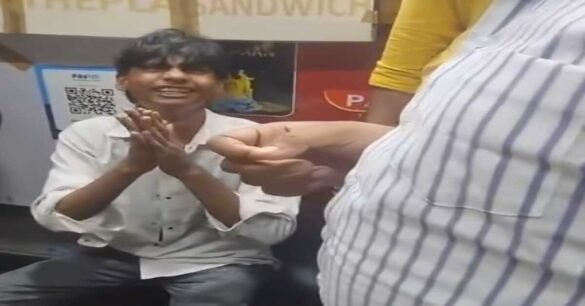 Jamshedpur : बिष्टुपुर में चोरी की कोशिश नाकाम, भीड़ ने पकड़ा युवक को, पुलिस जांच में जुटी…