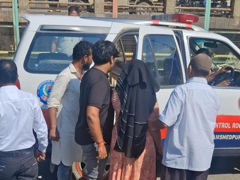 Jamshedpur : युवती ने की मानगो पुल से स्वर्णरेखा नदी में छलांग लगाने की कोशिश, राहगीर युवक ने बचाई जान…