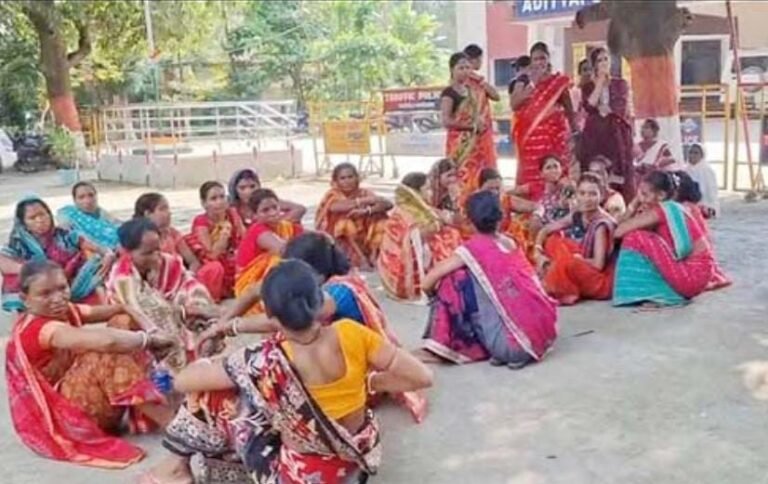 Seraikela-Kharsawan: आदित्यपुर में जबरन चंदा वसूलने के विरोध में महिलाएं थाने पहुंचीं, सुरक्षा और कार्रवाई की मांग…