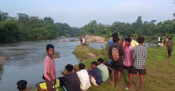 Chaibasa : नदी में नहाने गया युवक लापता, खोज अभियान को लेकर ग्रामीणों में नाराज़गी…