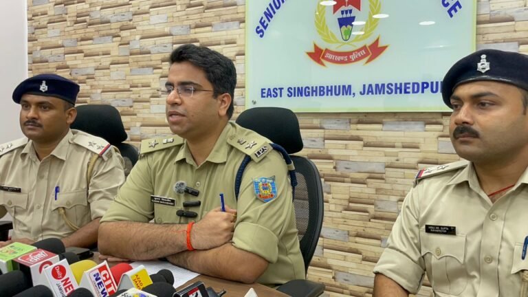 Jamshedpur: साकची में गणेश पूजा के दौरान हुए फायरिंग में मुख्य आरोपी राहुल राय गिरफ्तार, घटना में प्रयुक्त देशी कट्टा और गोलियां जब्त…