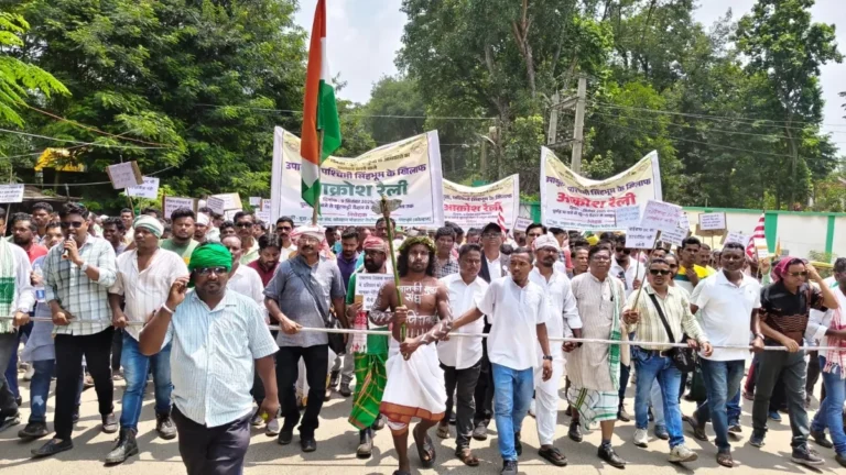 पश्चिमी सिंहभूम में DC के खिलाफ मानकी-मुंडा समाज की जनाक्रोश रैली, हजारों लोग सड़कों पर उतरे…