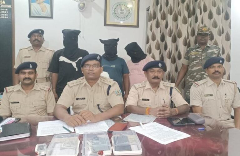 चाईबासा में पेट्रोल पंप कर्मी से पांच लाख की लूट, तीन और अपराधी गिरफ्तार…