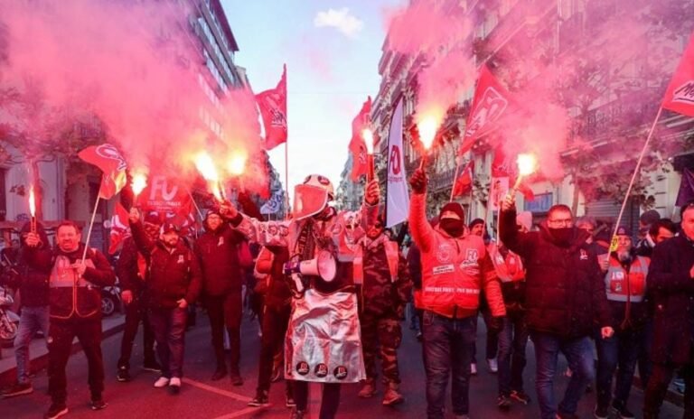 नेपाल के बाद अब फ्रांस में बवाल, कई जगह तोड़फोड़ व आगजनी, सैकड़ों लोग सड़कों पर उतरे, पुलिस से झड़प…