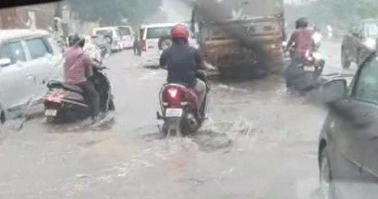 आदित्यपुर में तेज बारिश के बाद जलजमाव, टाटा-कांड्रा मुख्य मार्ग पर आवागमन प्रभावित…