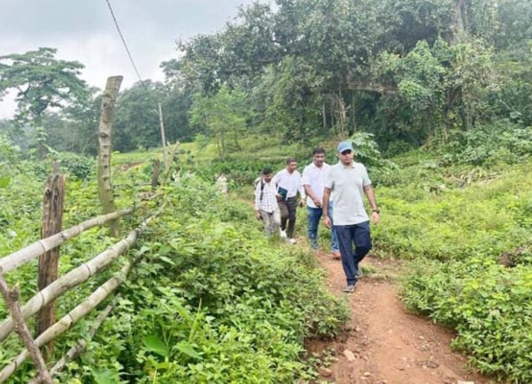 जमशेदपुर उपायुक्त पहुंचे कारलाबेड़ा गांव, सड़क, जल मीनार व चेकडैम निर्माण का दिया आश्वासन…