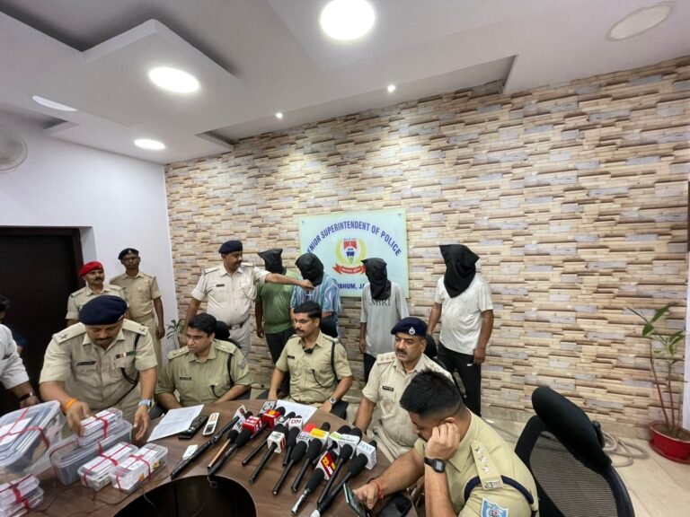 Jamshedpur: बिष्टुपुर में हुए 30 लाख की लूट और हवाई फायरिंग कांड का बड़ा खुलासा, चार अपराधी पुलिस की गिरफ्त में…