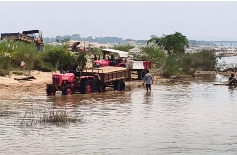 Seraikela: NGT की रोक के बावजूद सरायकेला में धड़ल्ले से हो रहा बालू का अवैध उठाव…