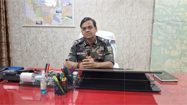 Jharkhand: पलामू पुलिस की अनोखी पहल!! नक्सली कमांडरों के घर बजेगा ढोल-नगाड़ा, जनता को दिखाया जाएगा असली चेहरा…