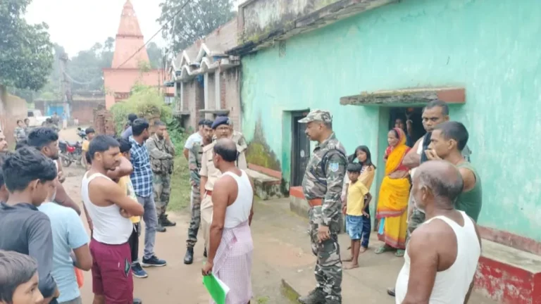 Jamtara: साइबर ठगी छापेमारी में पुलिस को ग्रामीणों ने बनाया बंधक, महिला घायल…