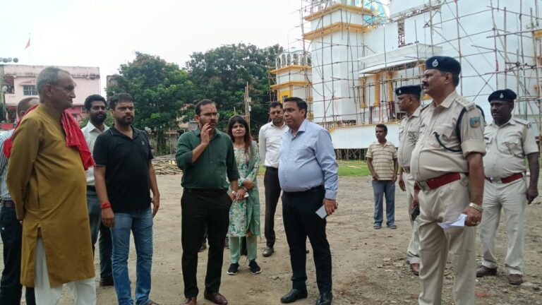 Adityapur: दुर्गा पूजा को लेकर जिला प्रशासन अलर्ट, उपायुक्त ने पूजा पंडालों का किया निरीक्षण…