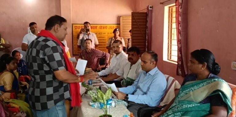 जमशेदपुर के उपायुक्त ने उत्तरी सरजामदा में लगाया जनता दरबार, जलापूर्ति योजना और अन्य समस्याओं पर हुई चर्चा…