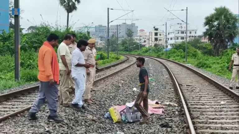 Bihar: मुजफ्फरपुर में दर्दनाक हादसा!! ट्रेन की चपेट में आकर दो सगी बहनों की मौत…