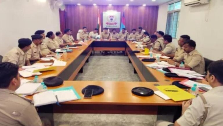 सरायकेला एसपी ने दुर्गापूजा को लेकर की क्राइम मीटिंग, थाना प्रभारियों को दिए सख्त निर्देश…
