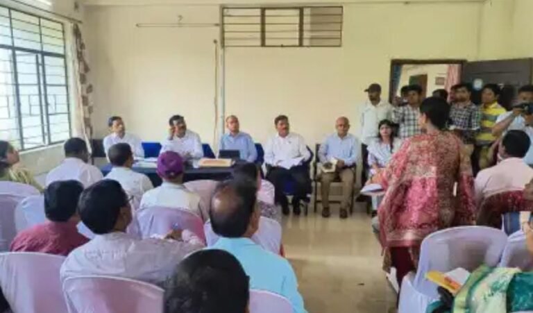 घाटशिला में चुनाव तैयारियों का निरीक्षण: मुख्य निर्वाचन पदाधिकारी ने सुदूरवर्ती मतदान केंद्रों का दौरा किया…