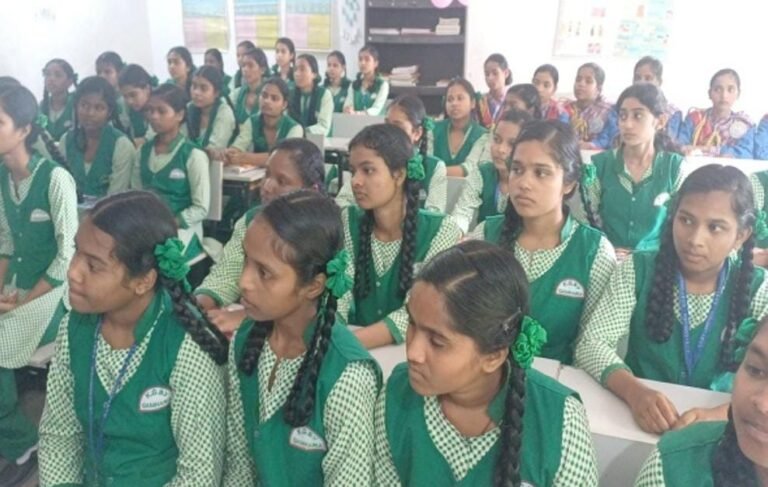 Adityapur: कस्तूरबा गांधी स्कूल की छात्राओं को मेडिकल और इंजीनियरिंग की तैयारी का मौका, कोटा के कैरियर प्वाइंट का सहयोग…