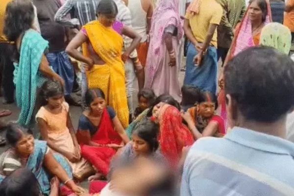 Bihar: झोलाछाप डॉक्टर की लापरवाही से मजदूर की मौत, ग्रामीणों ने सड़क जाम कर किया प्रदर्शन…