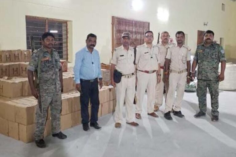 Jamshedpur: परसुडीह में मिनी शराब फैक्ट्री का भंडाफोड़, भारी मात्रा में अवैध शराब जब्त…