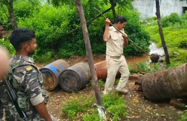 SARAIKELA: त्यौहारों से पहले राजनगर पुलिस की बड़ी कार्रवाई, दर्जनों अवैध शराब की भट्टियां नष्ट…