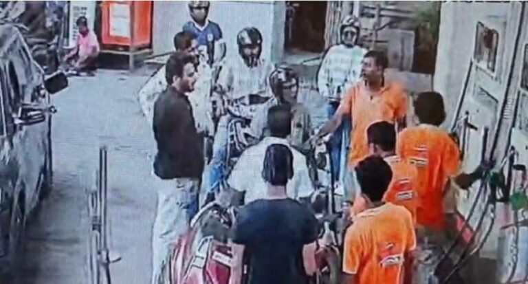 Jamshedpur: साकची पेट्रोल पंप पर हंगामा!! युवकों ने कर्मचारियों से की नोकझोंक, मामला जांच के अधीन…