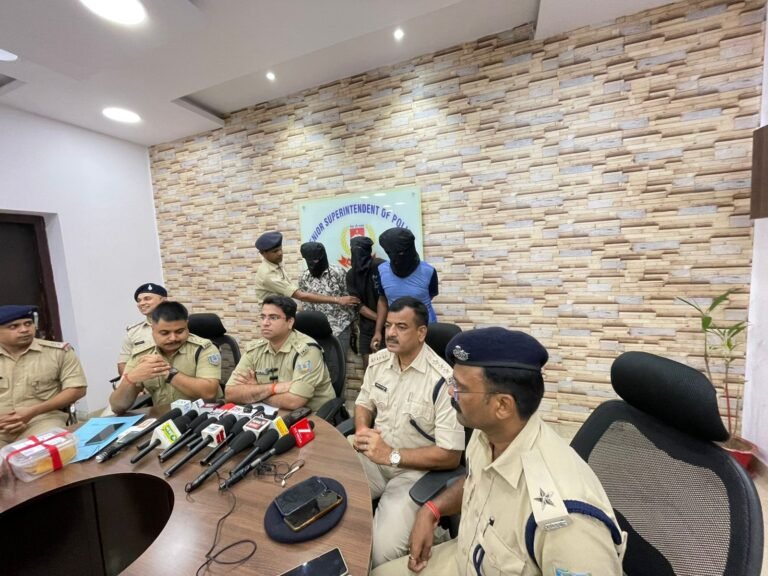 Jamshedpur: सोनारी ज्वेलरी शॉप लूट कांड मामले का हुआ पर्दाफाश, तीन गिरफ्तार…