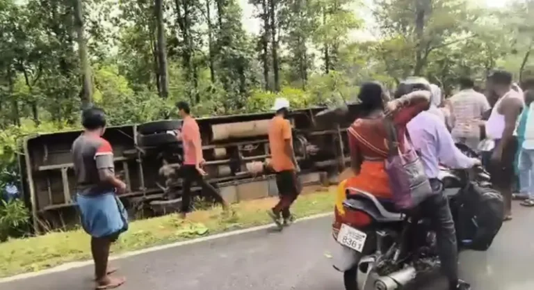 खरसावां-कुचाई मार्ग पर बड़ा हादसा, अनियंत्रित होकर पलटी यात्री बस, 20 लोग घायल…