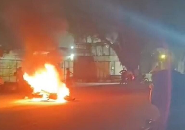 JAMSHEDPUR: टेल्को में चलती बाइक में लगी भीषण आग…