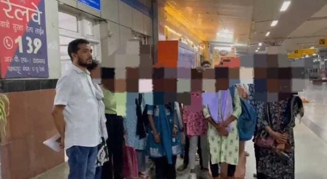 टाटानगर स्टेशन पर हंगामा: साउथ बिहार एक्सप्रेस से नाबालिग लड़कियों को धर्मांतरण के लिए ले जाते पकड़ा गया मामला…