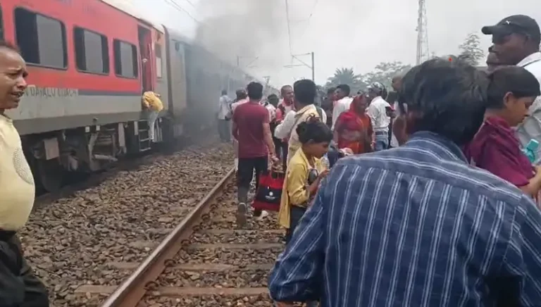 Breaking: बक्सर-टाटा सुपरफास्ट की बोगी में लगी आग, मचा हड़कंप…