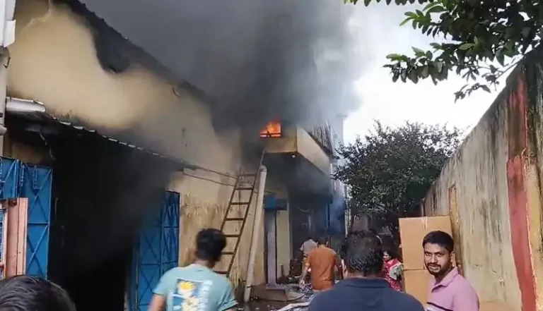 Breaking: आदित्यपुर में अंजनी प्लास्ट इंडस्ट्रीज में भीषण आग, फैक्ट्री को भारी नुकसान की संभावना…