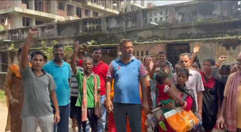 जमशेदपुर के गोविंदपुर में बंद राशन दुकान के खिलाफ ग्रामीणों का फूटा गुस्सा, ग्रामीणों ने किया ज़ोरदार प्रदर्शन…