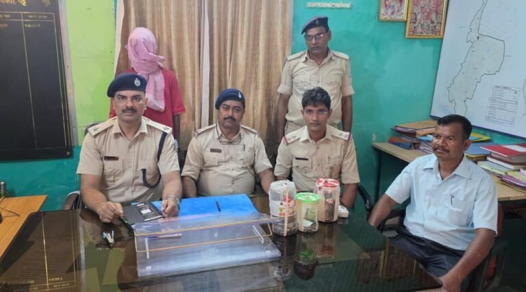 Jamshedpur: आजाद नगर पुलिस ने चोरी के मामले में युवक और नाबालिग आरोपी को किया गिरफ्तार…