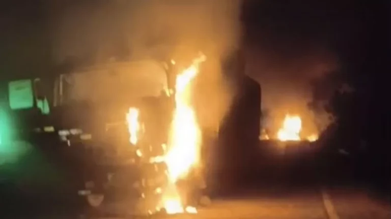 Jharkhand: दनुआ घाटी में कंटेनर-ट्रक की टक्कर के बाद भीषण आग, चालक सुरक्षित…