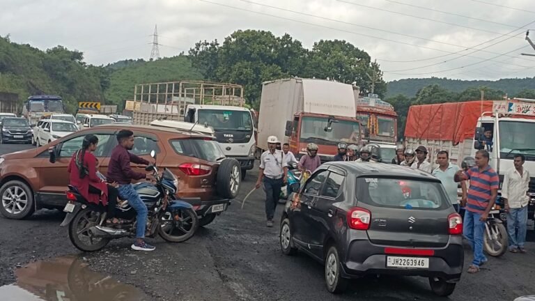 Tata-Ranchi NH-33 पर 18 घंटे भीषण जाम, सात किमी लंबी कतार में यात्री बेहाल…
