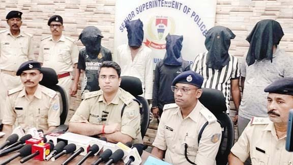 परसुडीह पुलिस की बड़ी कार्रवाई, 119 पुड़िया ब्राउन शुगर और कार के साथ पांच युवक गिरफ्तार