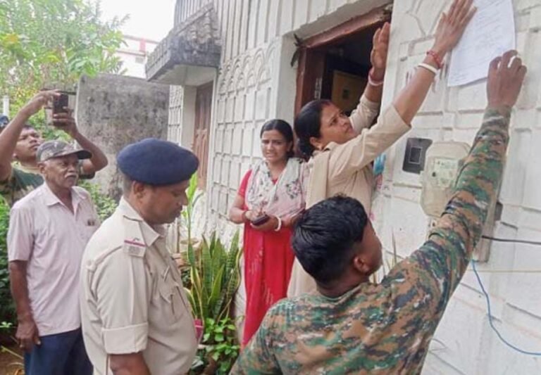 जमशेदपुर ग्रामीण क्षेत्र: चाकुलिया में फरार आरोपी के घर पर चस्पा हुआ कोर्ट का नोटिस…