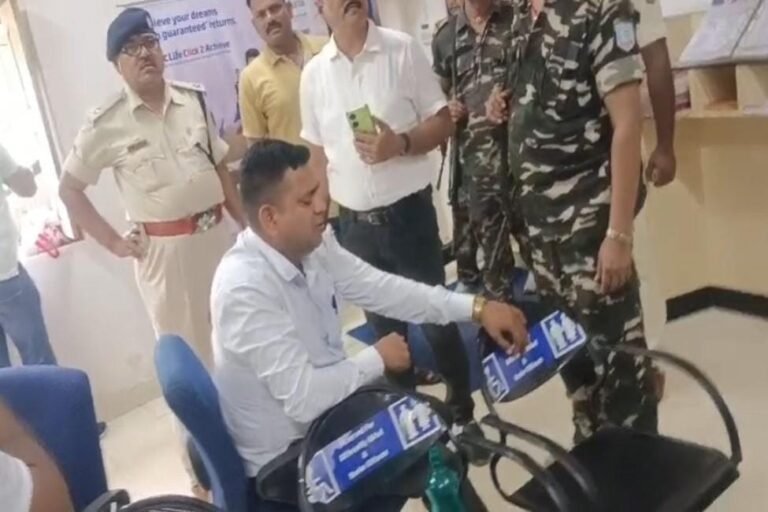 मधुपुर में एचडीएफसी बैंक पर डकैती, हथियारबंद गिरोह ने कर्मचारियों को बंधक बनाकर उड़ाए करोड़ों…