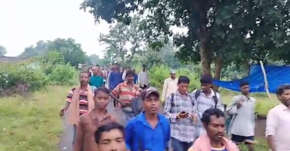 खराब सड़कों को लेकर गुस्साए ग्रामीण, रोका मंत्री का रास्ता…