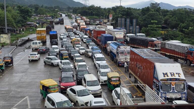 फिर एक बार खराब सड़कों के कारण टाटा-रांची NH-33 पर यात्रियों को झेलनी पड़ रही है जाम की समस्या…