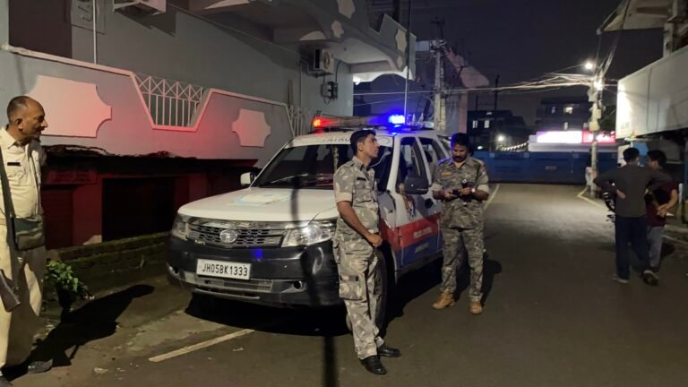 जमशेदपुर के उलीडीह थाना अंतर्गत बिग बाज़ार के करीब दो युवकों के बीच अनबन के बाद तोड़फोड़ और हवाई फायरिंग की सूचना…