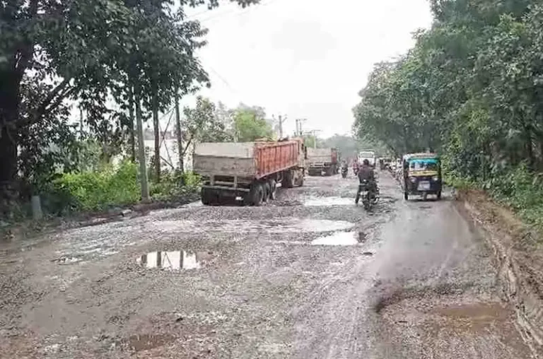 Seraikela: चांडिल-मानिकुई-कांड्रा सड़क की बदहाली से जनता परेशान, चार महीने बाद भी निर्माण कार्य शुरू नहीं…