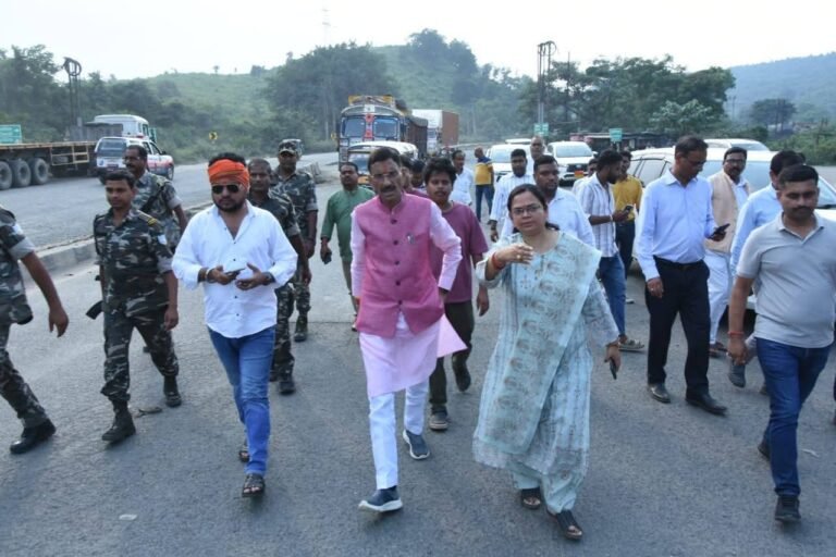 केंद्रीय रक्षा राज्यमंत्री एवं रांची सांसद संजय सेठ ने टाटा–रांची हाईवे NH-33 पर NHAI अधिकारियों को लगाई फटकार, खराब सड़कों की जल्द मरम्मत का दिया आदेश…
