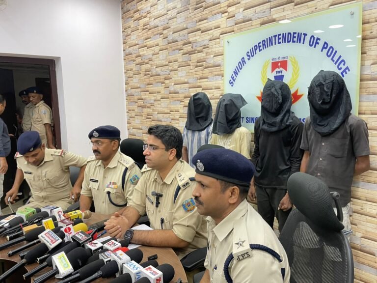 जमशेदपुर पुलिस की सक्रियता से बड़ी लूट की साजिश नाकाम, चार युवक हथियारों के साथ हुआ गिरफ्तार…